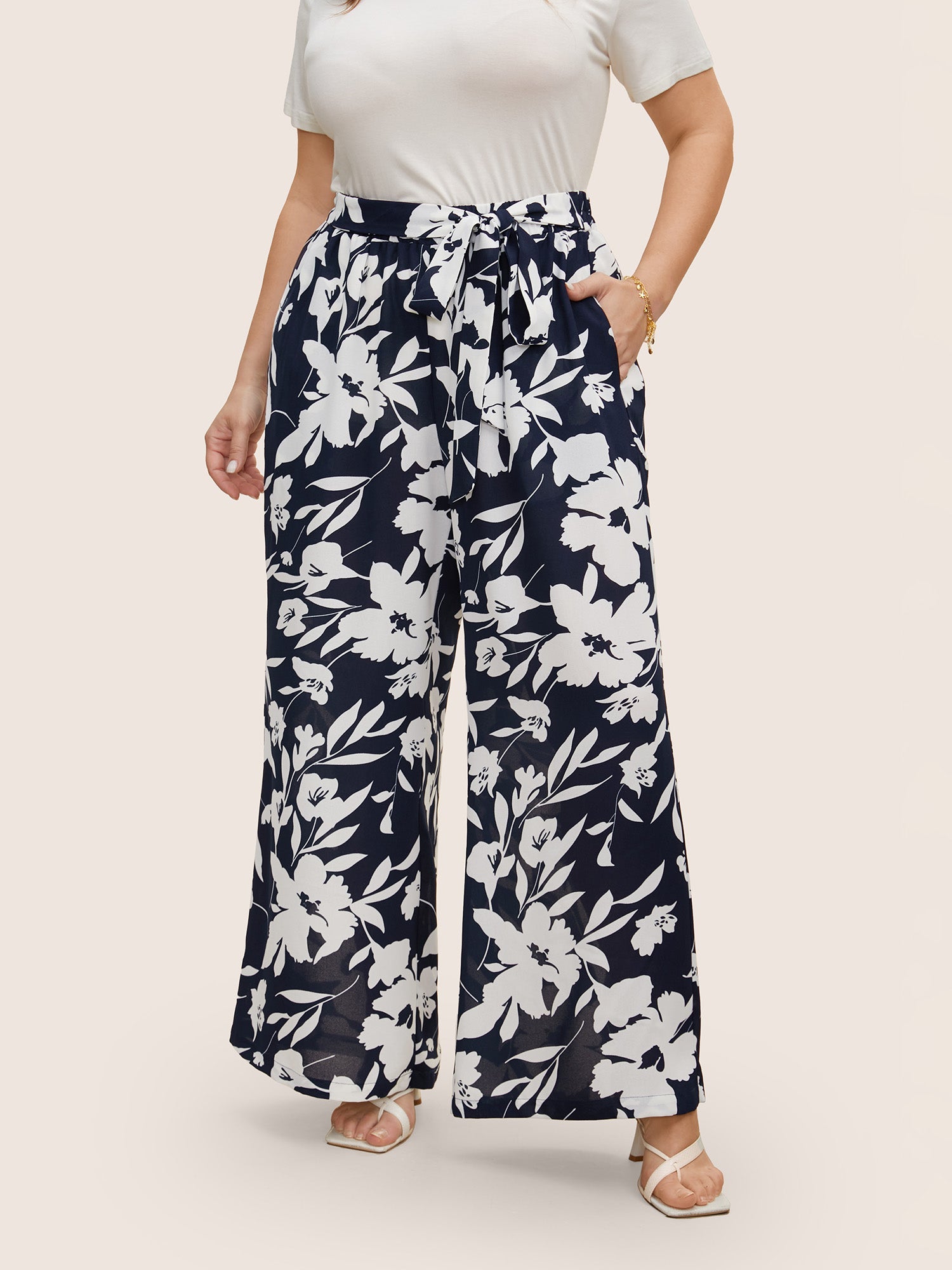 Silhouette broek met bloemenprint en stropdassen in zijnaden